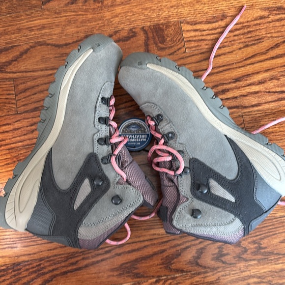 NWT women sz 8 Columbia grey and pink hiking boots - Picture 5 of 6